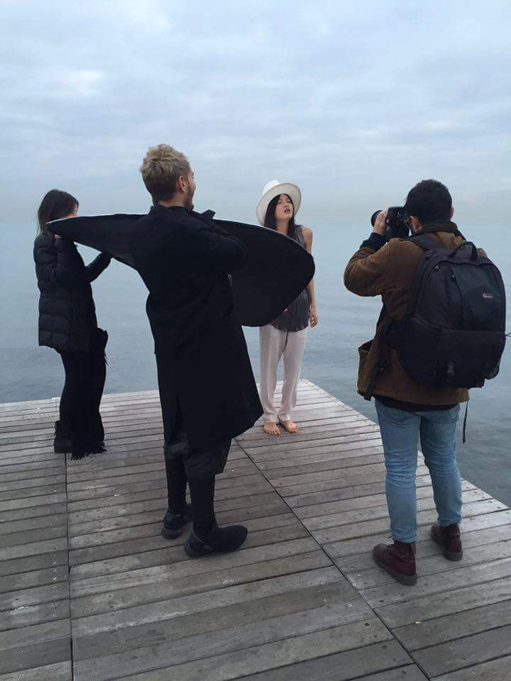 Chà mi tạo dáng nhanh như người máy khi chụp hình - 7