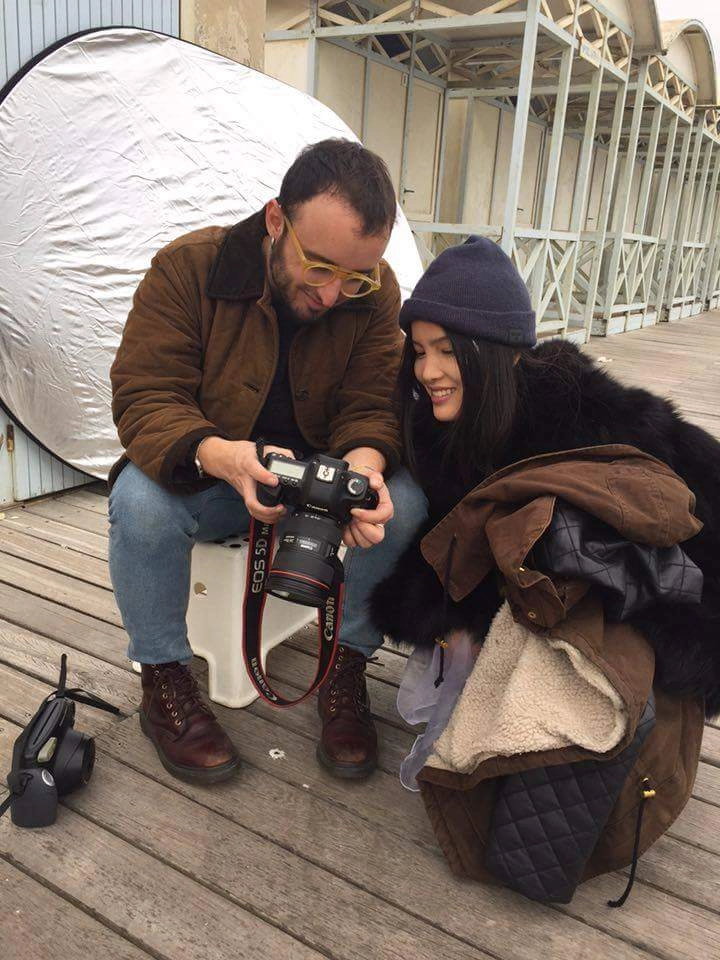 Chà mi tạo dáng nhanh như người máy khi chụp hình - 8