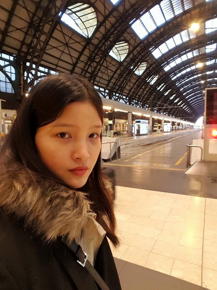 Chà mi tạo dáng nhanh như người máy khi chụp hình - 9