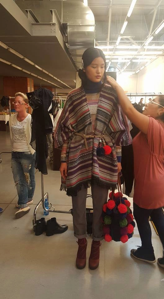 Chà mi tạo dáng nhanh như người máy khi chụp hình - 10