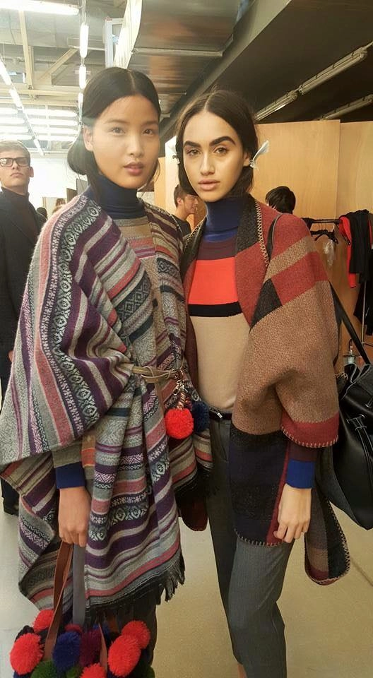 Chà mi tạo dáng nhanh như người máy khi chụp hình - 11