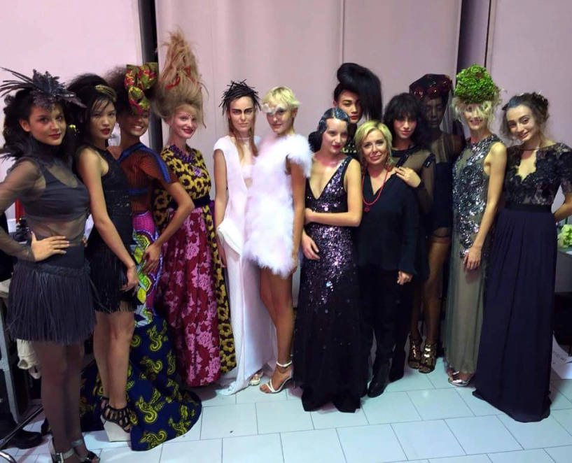 Chà mi tạo dáng nhanh như người máy khi chụp hình - 12