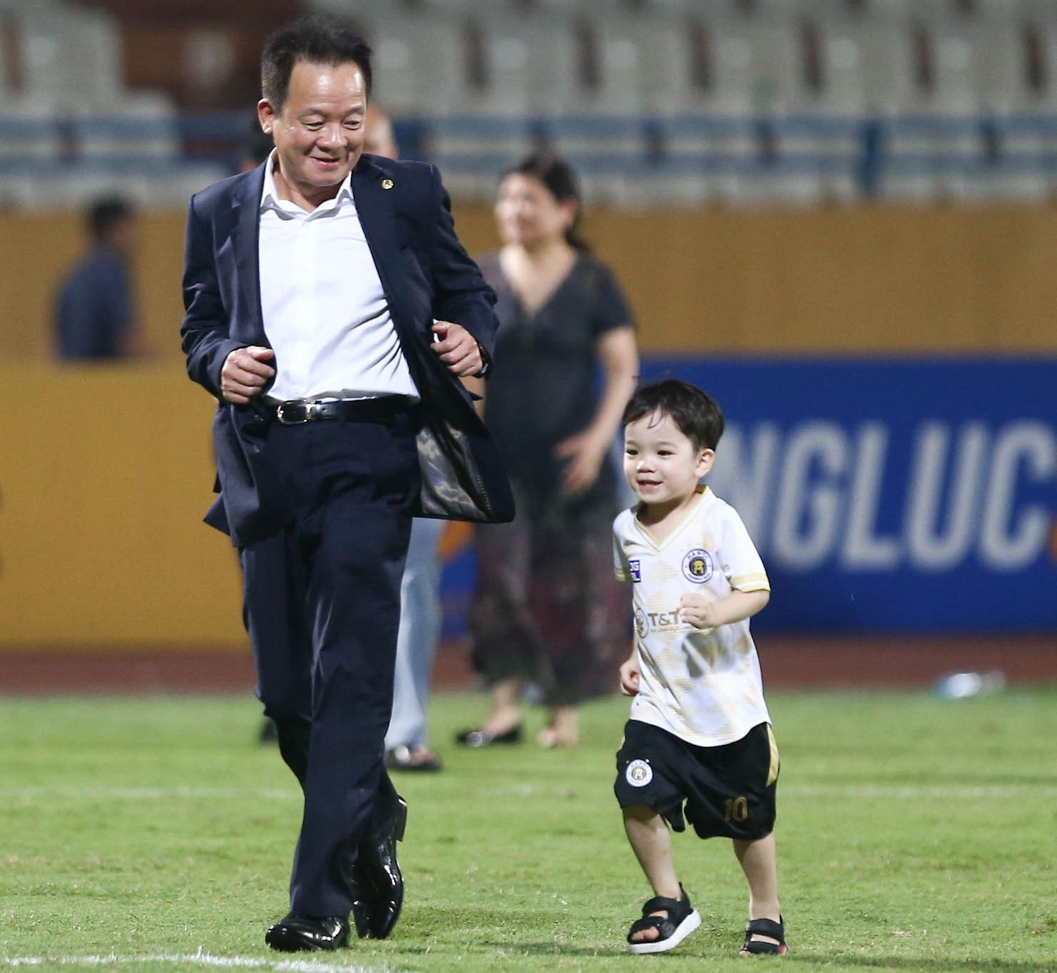 Cháu cưng bầu hiển như hoàng tử công chúa đi dự sinh nhật ông nội ái nữ đỗ mỹ lên sân khấu nhảy múa - 7