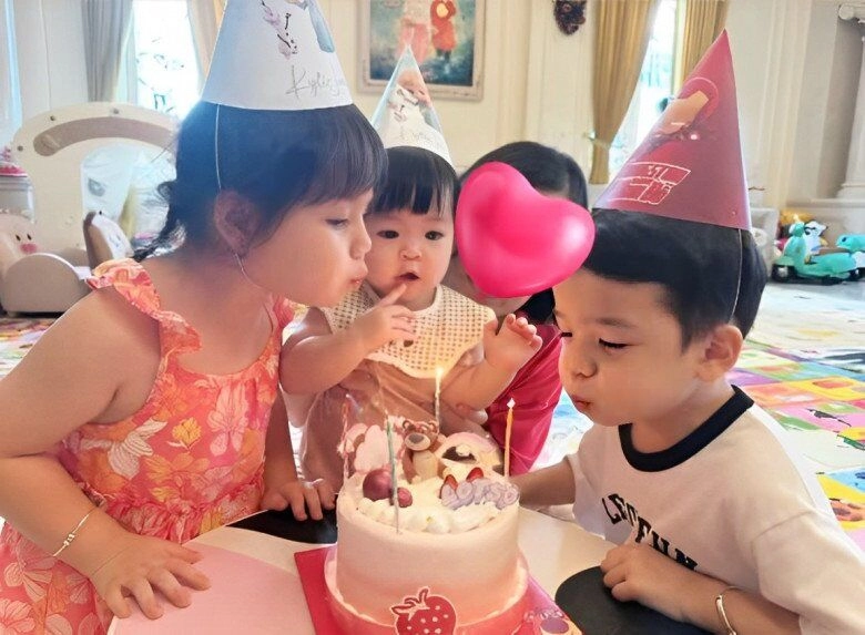 Cháu cưng bầu hiển như hoàng tử công chúa đi dự sinh nhật ông nội ái nữ đỗ mỹ lên sân khấu nhảy múa - 8