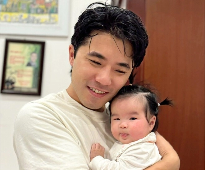 Cháu ngoại nsưt xuân hinh vài tháng tuổi đã tóc nhiều đầy đầu vẻ ngoài đáng yêu nhưng chẳng giống mẹ tẹo nào - 1