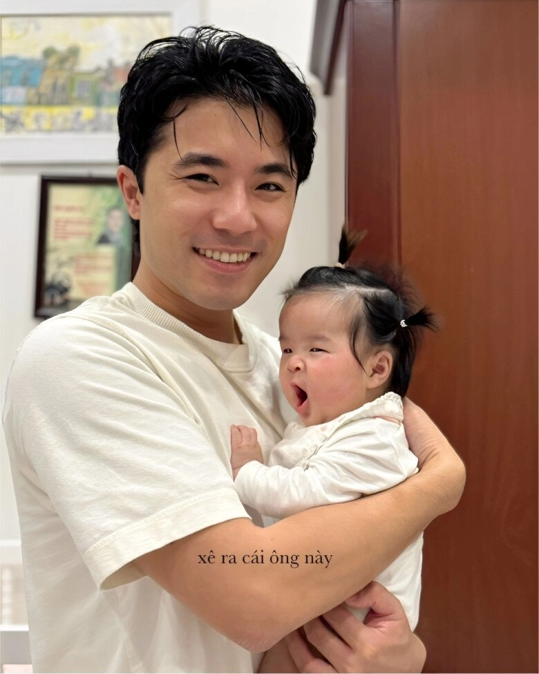 Cháu ngoại nsưt xuân hinh vài tháng tuổi đã tóc nhiều đầy đầu vẻ ngoài đáng yêu nhưng chẳng giống mẹ tẹo nào - 2