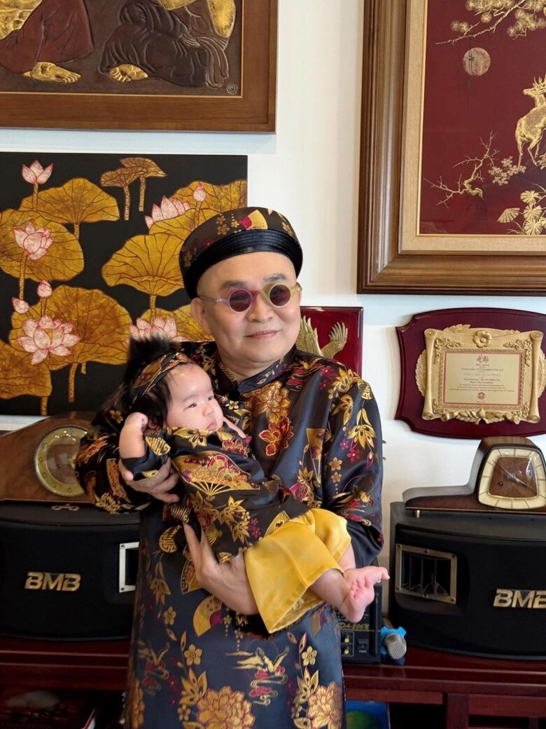 Cháu ngoại nsưt xuân hinh vài tháng tuổi đã tóc nhiều đầy đầu vẻ ngoài đáng yêu nhưng chẳng giống mẹ tẹo nào - 6