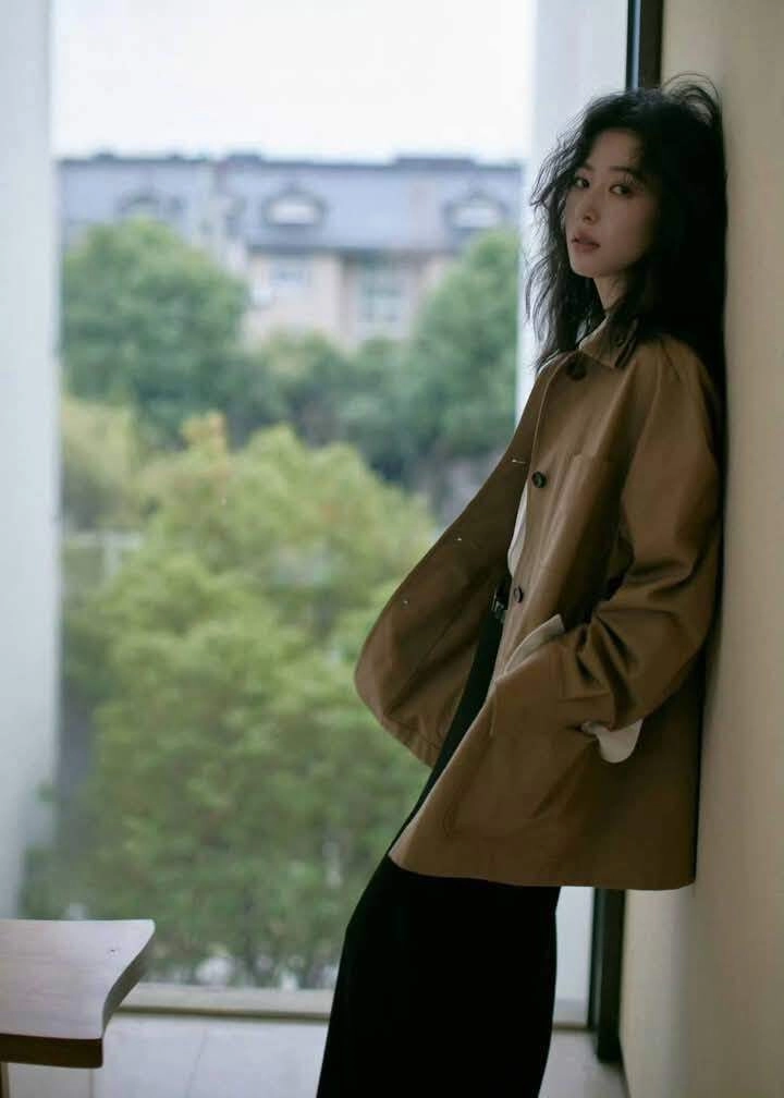 Chọn áo khoác đầu thu 4 kiểu dáng giúp phụ nữ 30 mặc đẹp và hack tuổi cực đỉnh - 2