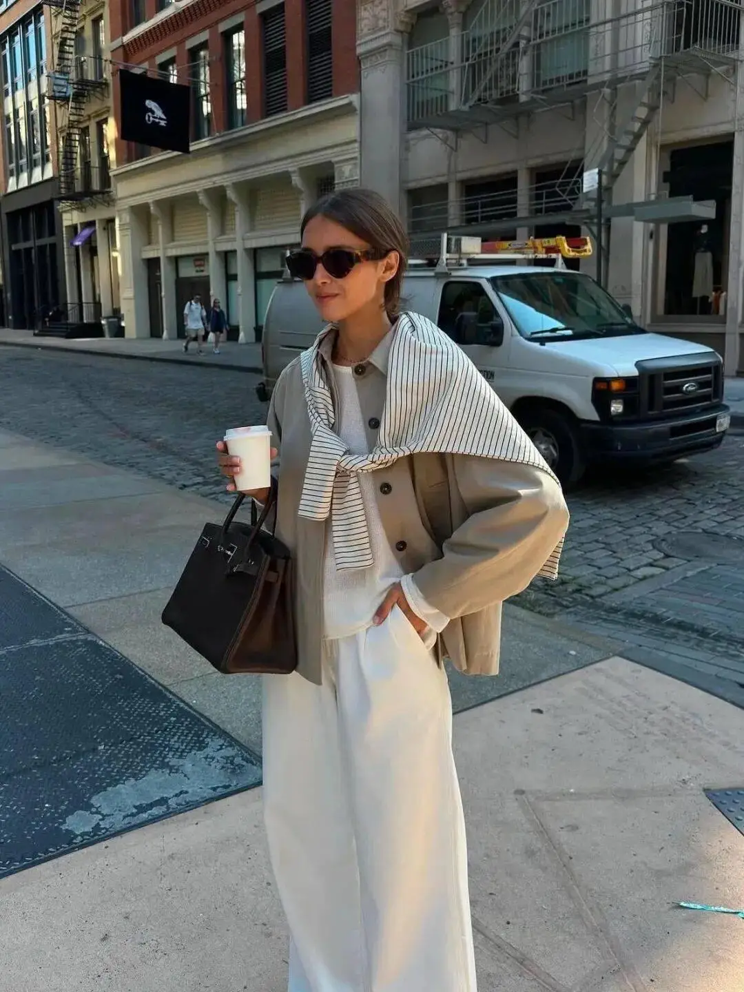 Chọn áo khoác đầu thu 4 kiểu dáng giúp phụ nữ 30 mặc đẹp và hack tuổi cực đỉnh - 3