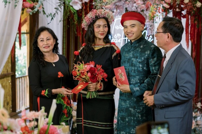 Chồng hhen niê mới có 1 con đã đãng trí mặc quần ngược ra đường bị vợ hoa hậu phũ phàng anh có đẹp trai đâu - 4