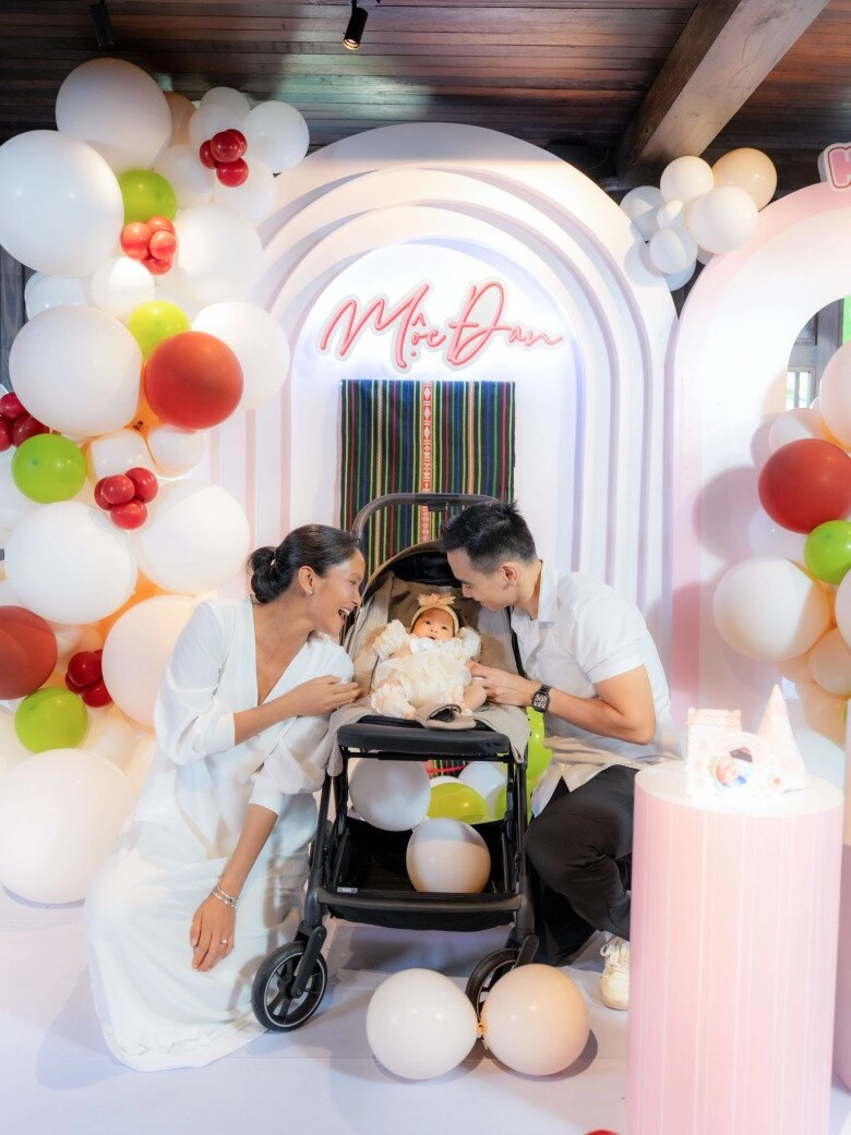 Chồng hhen niê mới có 1 con đã đãng trí mặc quần ngược ra đường bị vợ hoa hậu phũ phàng anh có đẹp trai đâu - 5