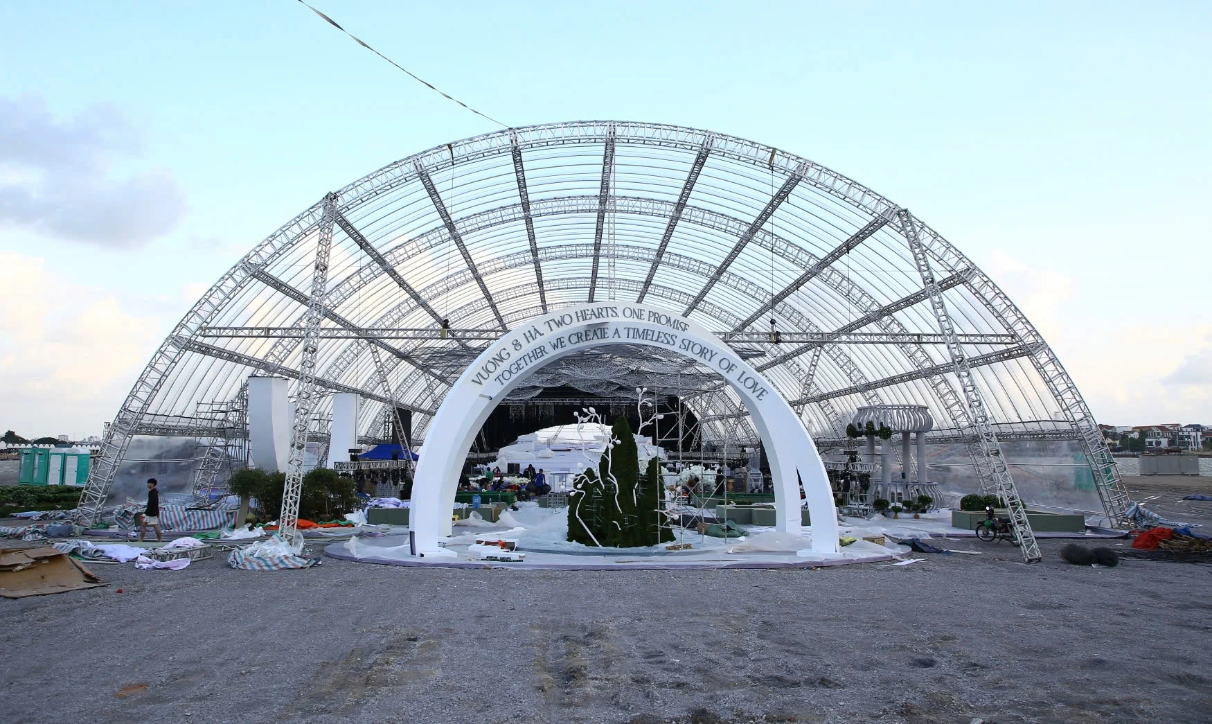 Đỗ thị hà và thiếu gia viết vương đội mưa làm lễ thành hôn rạp cưới lớn nhất quảng trị bị rách do bão số 12 - 11