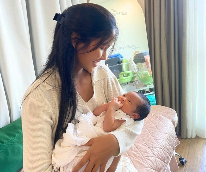 Con gái hhen niê chưa tròn 1 tháng tuổi tay chân đã dài ngoằng diện mạo xinh yêu chuẩn gen hoa hậu - 1