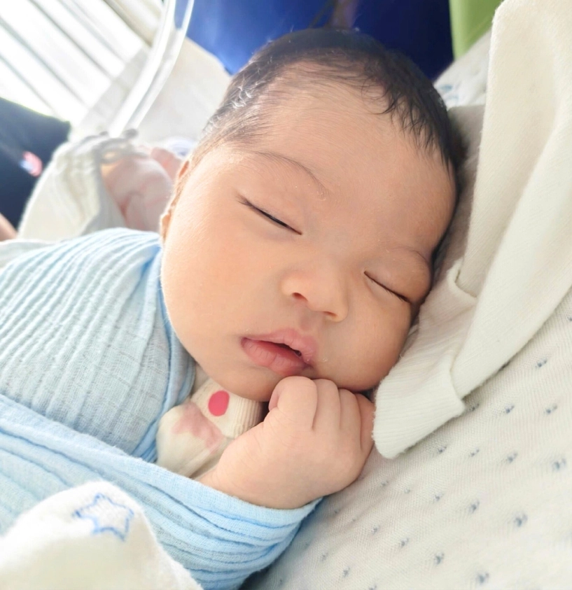 Con gái hhen niê chưa tròn 1 tháng tuổi tay chân đã dài ngoằng diện mạo xinh yêu chuẩn gen hoa hậu - 2