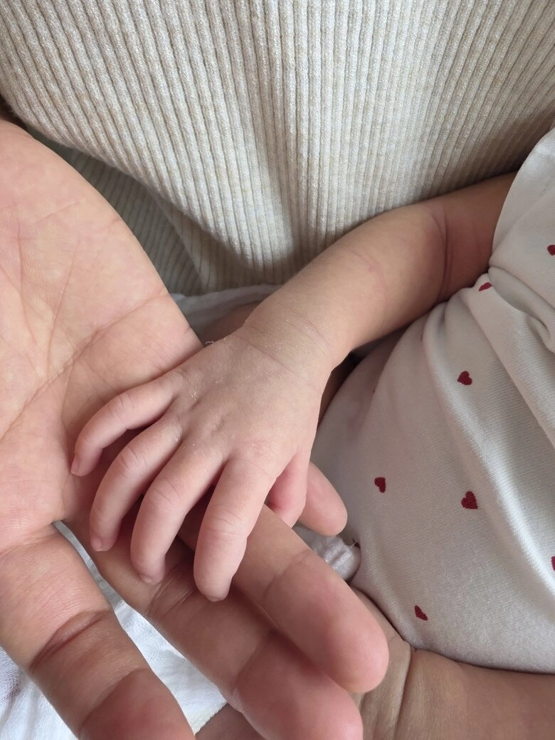 Con gái hhen niê chưa tròn 1 tháng tuổi tay chân đã dài ngoằng diện mạo xinh yêu chuẩn gen hoa hậu - 3