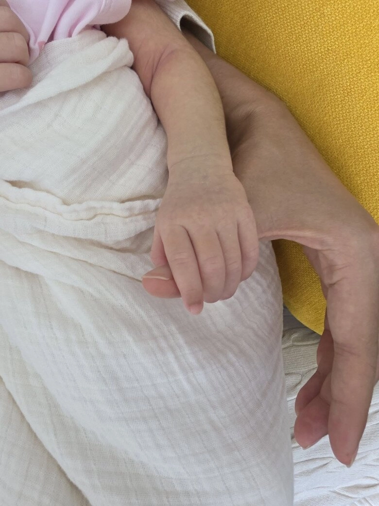 Con gái hhen niê chưa tròn 1 tháng tuổi tay chân đã dài ngoằng diện mạo xinh yêu chuẩn gen hoa hậu - 4