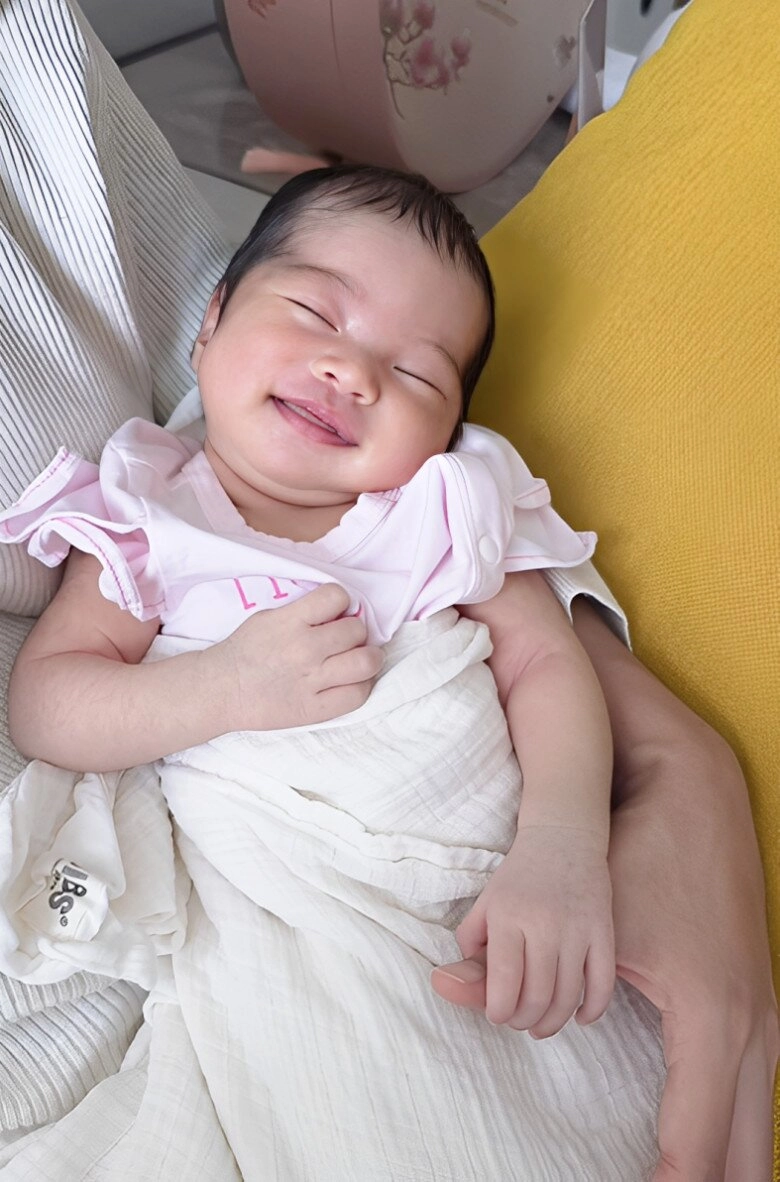 Con gái hhen niê chưa tròn 1 tháng tuổi tay chân đã dài ngoằng diện mạo xinh yêu chuẩn gen hoa hậu - 5