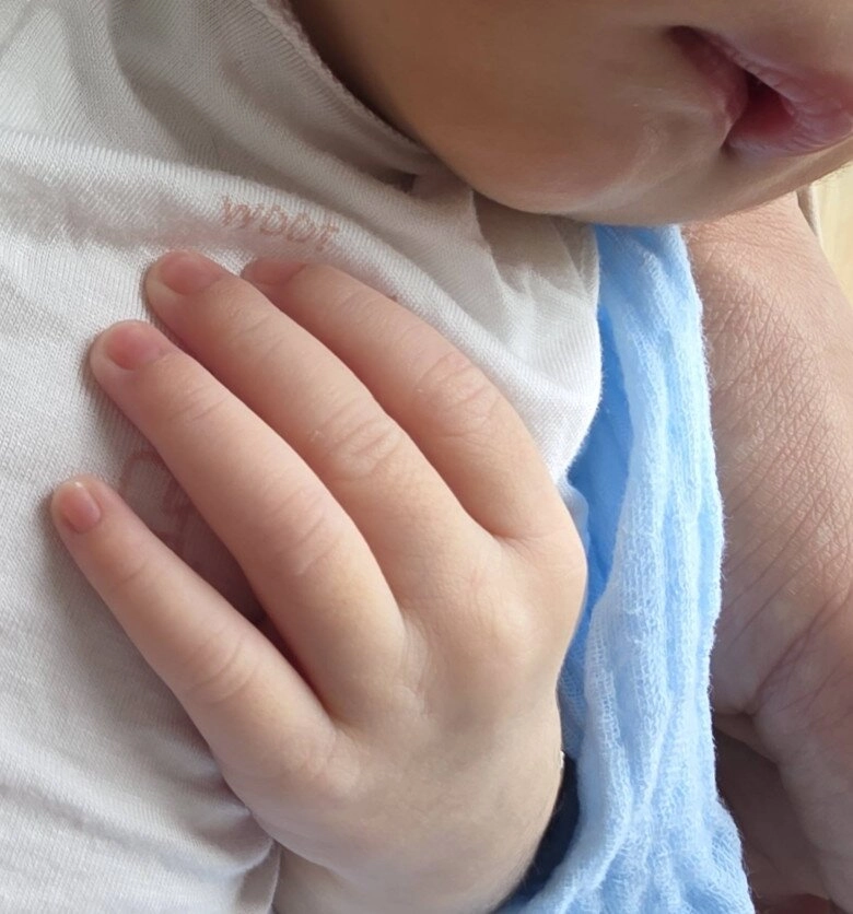 Con gái hhen niê chưa tròn 1 tháng tuổi tay chân đã dài ngoằng diện mạo xinh yêu chuẩn gen hoa hậu - 7