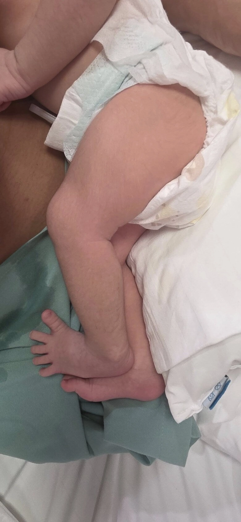 Con gái hhen niê chưa tròn 1 tháng tuổi tay chân đã dài ngoằng diện mạo xinh yêu chuẩn gen hoa hậu - 9