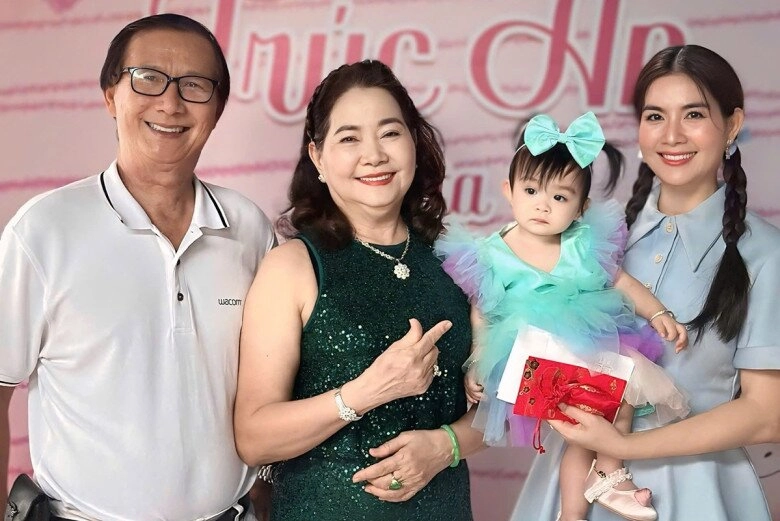 Con gái kha ly hơn 1 tuổi đã học bài cực thông minh đã quen ở cùng bà ngoại lúc bố mẹ công tác ở trời tây - 3