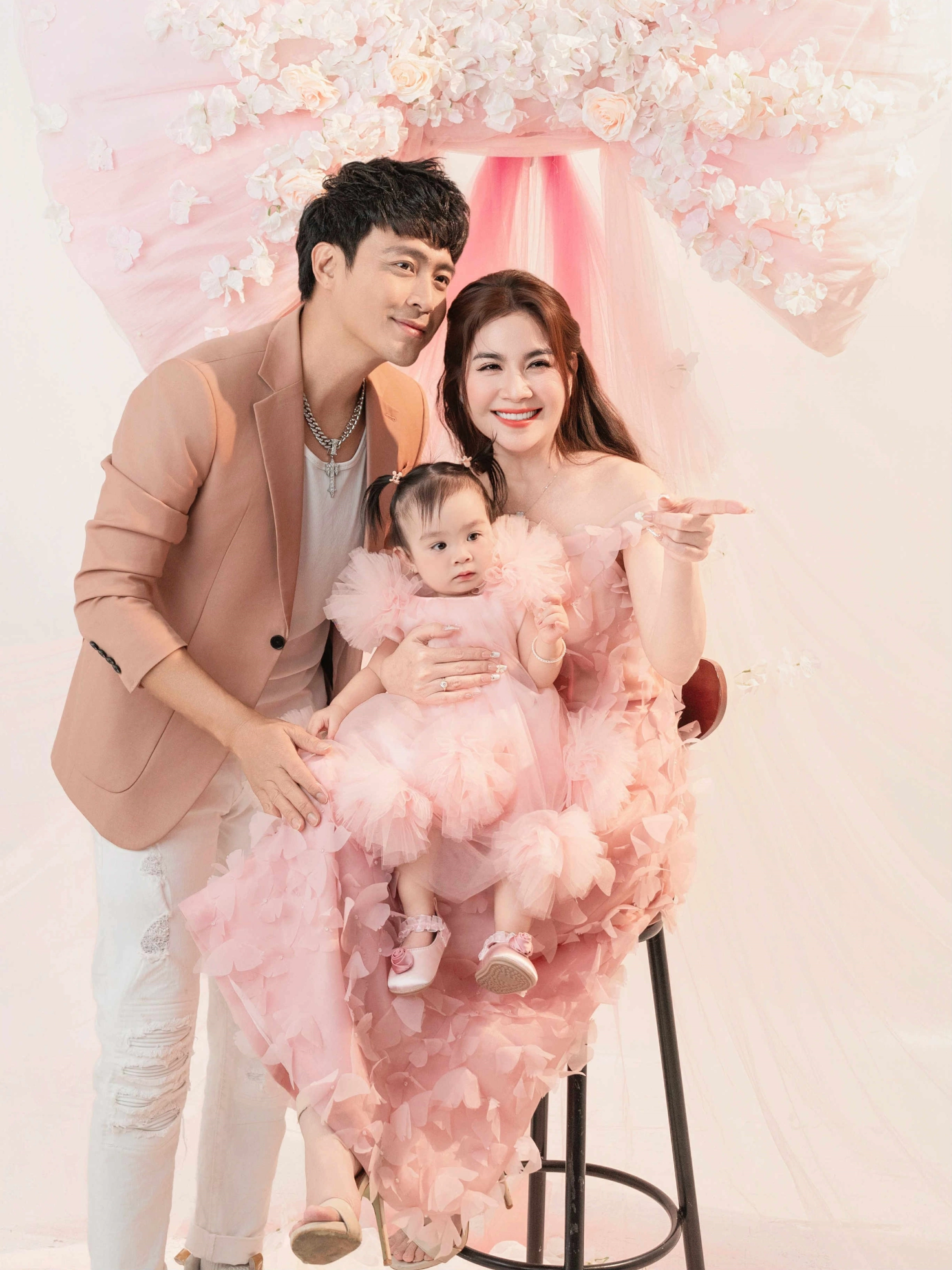 Con gái kha ly hơn 1 tuổi đã học bài cực thông minh đã quen ở cùng bà ngoại lúc bố mẹ công tác ở trời tây - 6