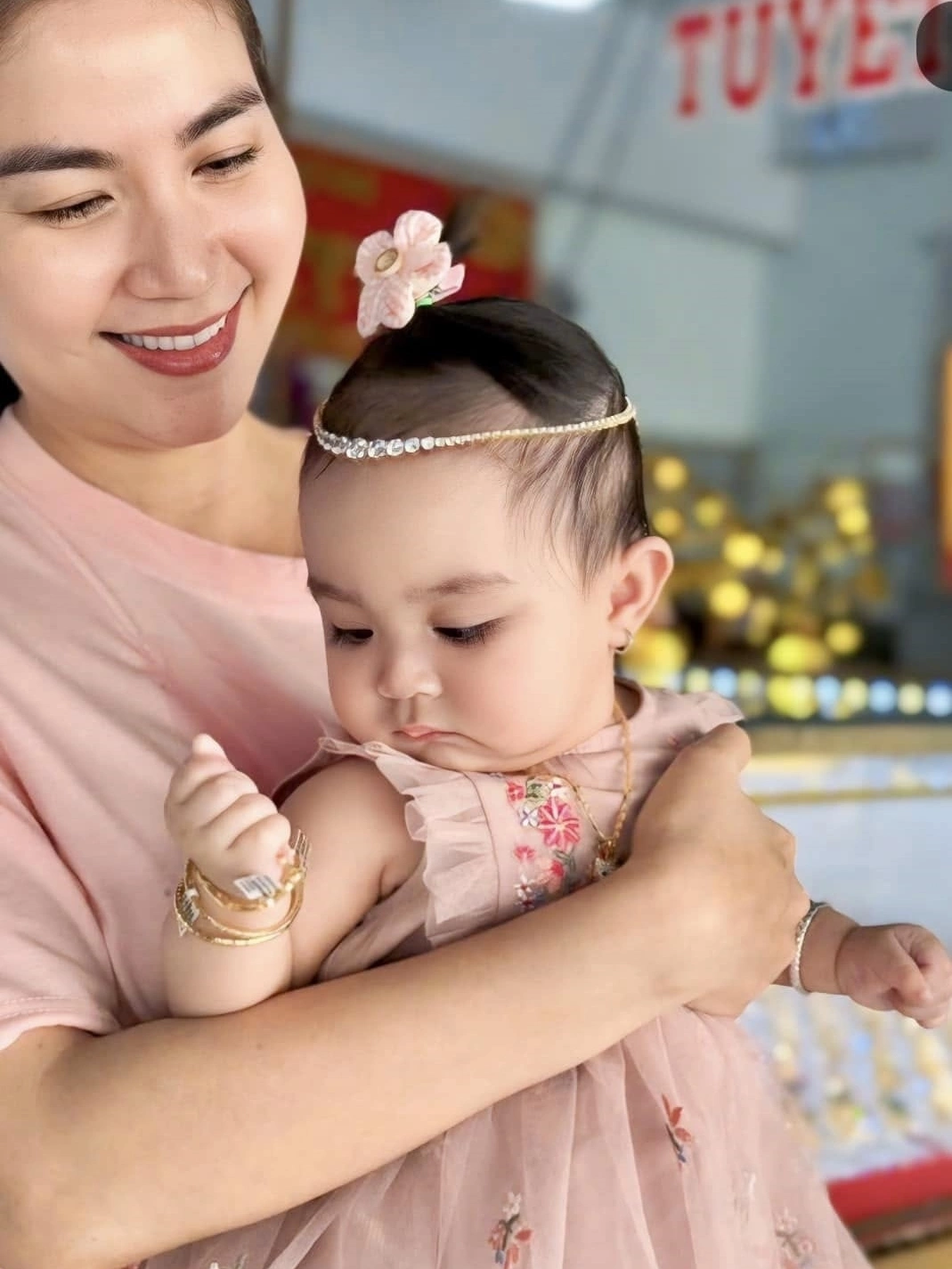 Con gái kha ly hơn 1 tuổi đã học bài cực thông minh đã quen ở cùng bà ngoại lúc bố mẹ công tác ở trời tây - 7