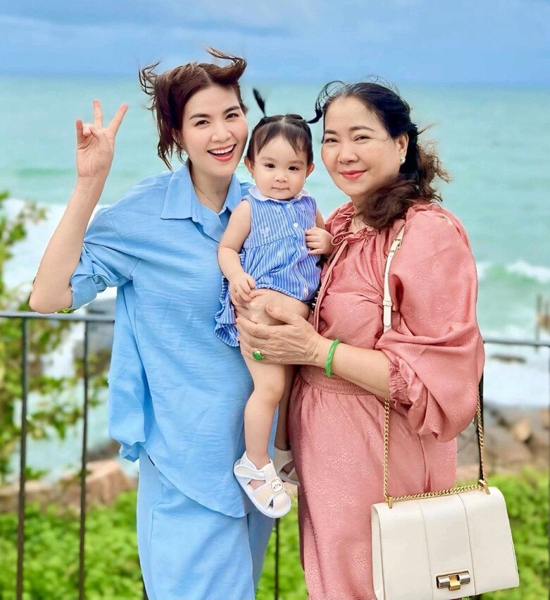 Con gái kha ly hơn 1 tuổi đã học bài cực thông minh đã quen ở cùng bà ngoại lúc bố mẹ công tác ở trời tây - 9