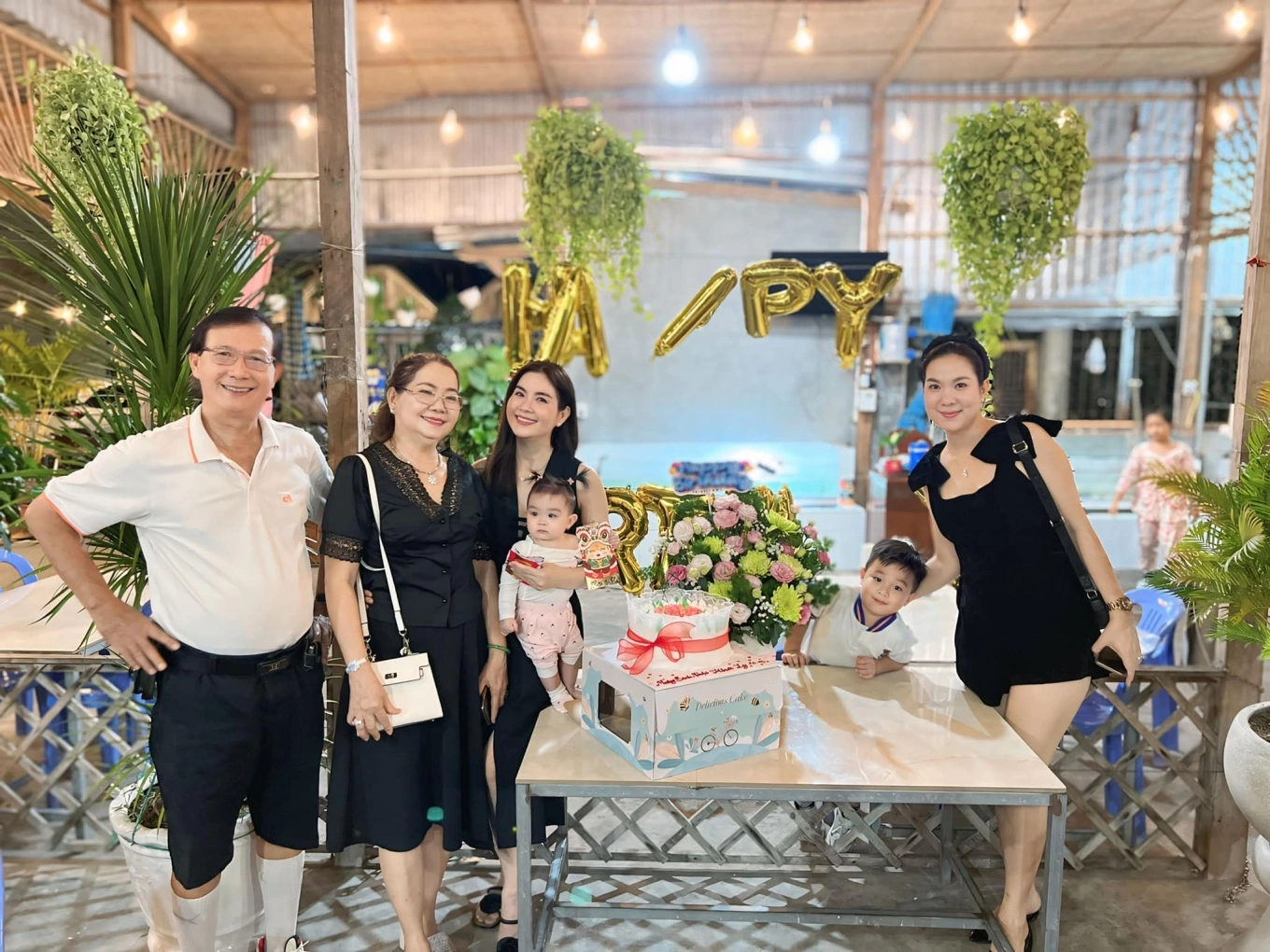 Con gái kha ly hơn 1 tuổi đã học bài cực thông minh đã quen ở cùng bà ngoại lúc bố mẹ công tác ở trời tây - 10