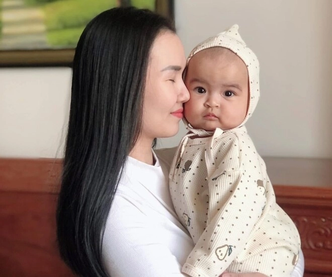 Con gái lai ấn nhà võ hạ trâm thuộc bài hát yêu nước của mẹ 4 tuổi đã điệu đà sở hữu mái tóc đen dài - 1