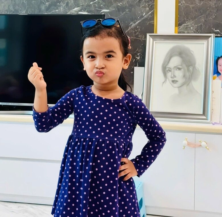 Con gái lai ấn nhà võ hạ trâm thuộc bài hát yêu nước của mẹ 4 tuổi đã điệu đà sở hữu mái tóc đen dài - 3