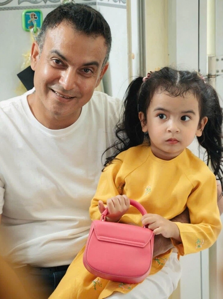 Con gái lai ấn nhà võ hạ trâm thuộc bài hát yêu nước của mẹ 4 tuổi đã điệu đà sở hữu mái tóc đen dài - 6