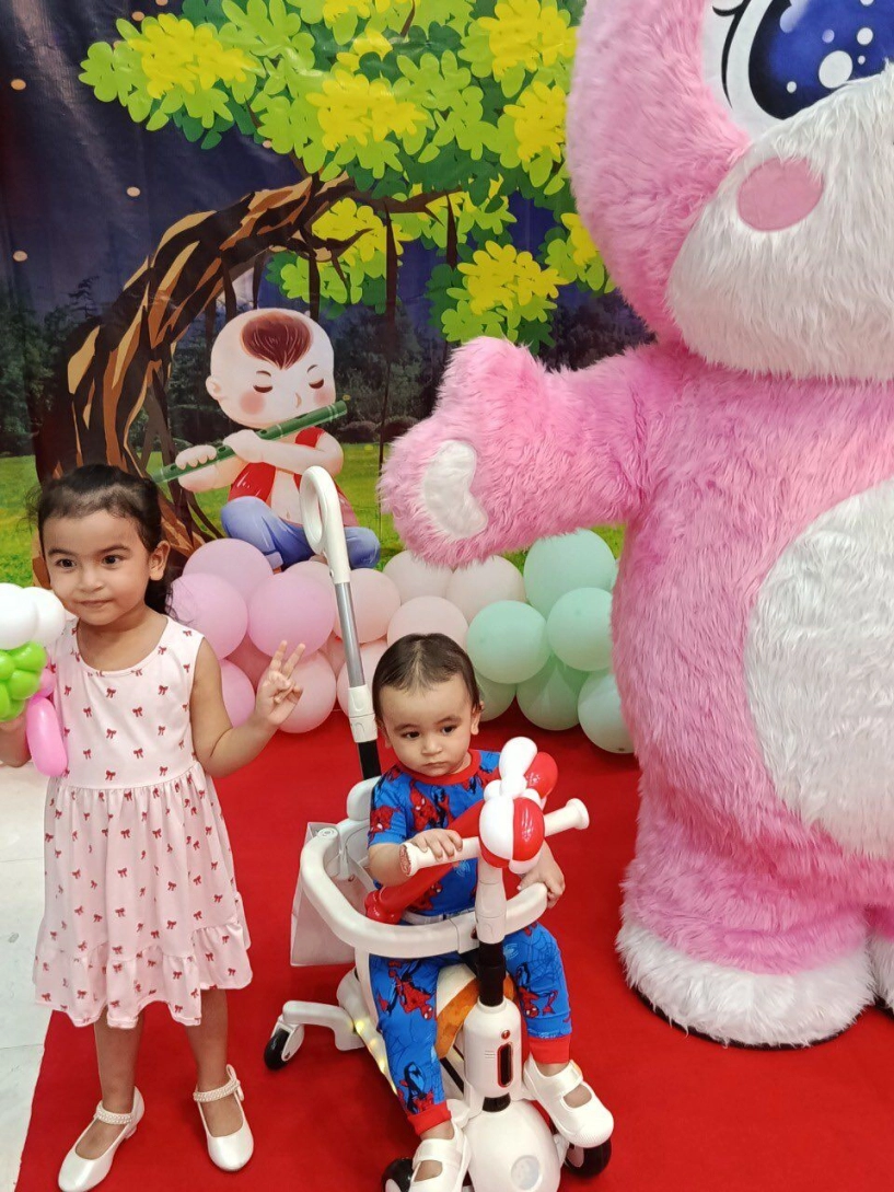 Con gái lai ấn nhà võ hạ trâm thuộc bài hát yêu nước của mẹ 4 tuổi đã điệu đà sở hữu mái tóc đen dài - 8