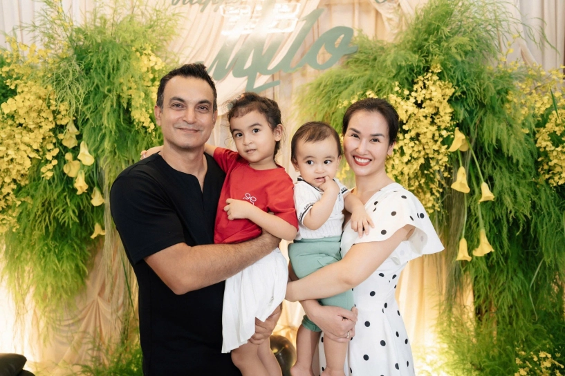 Con gái lai ấn nhà võ hạ trâm thuộc bài hát yêu nước của mẹ 4 tuổi đã điệu đà sở hữu mái tóc đen dài - 9