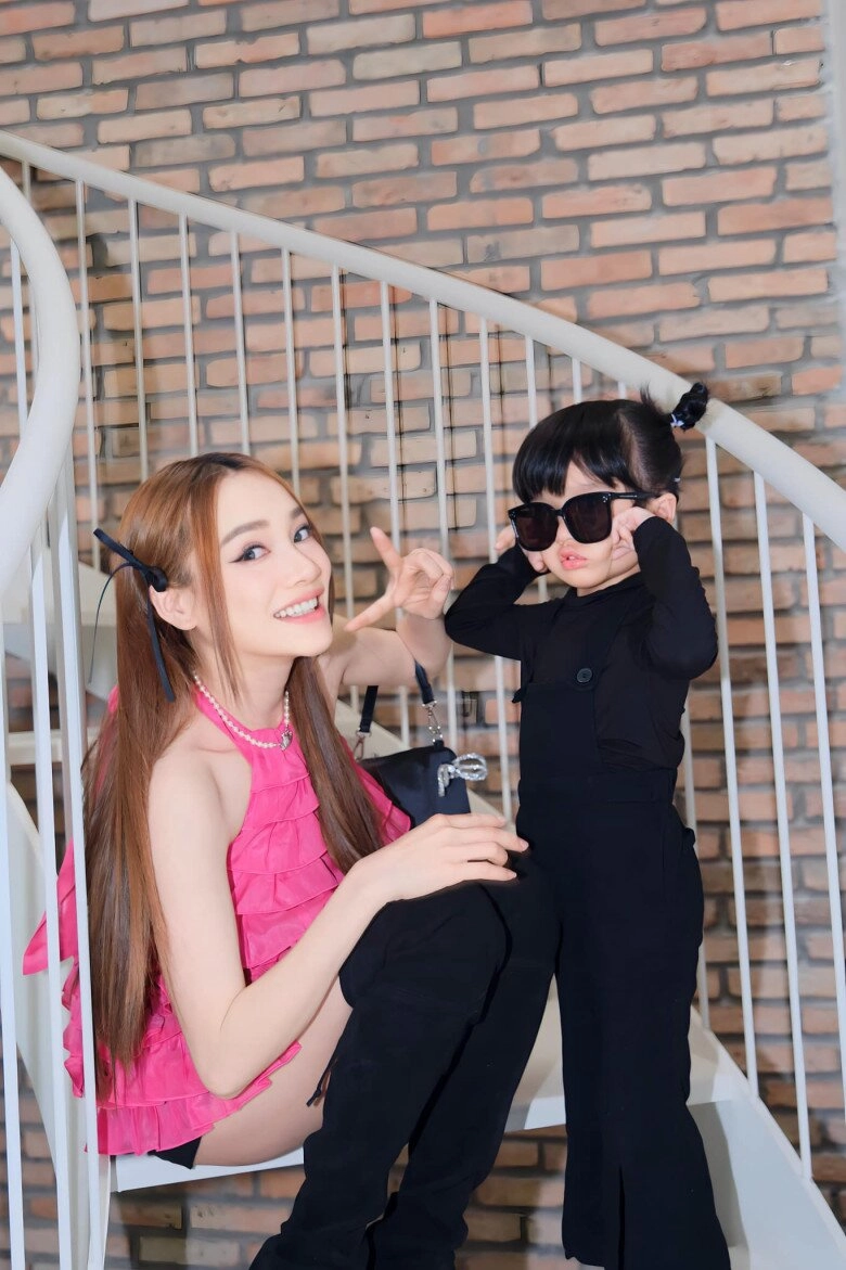 Con gái trường giang catwalk khoe suối tóc bóng mượt ai nhìn cũng mê nhã phương dẫn quý tử đến lớp dự giờ - 5