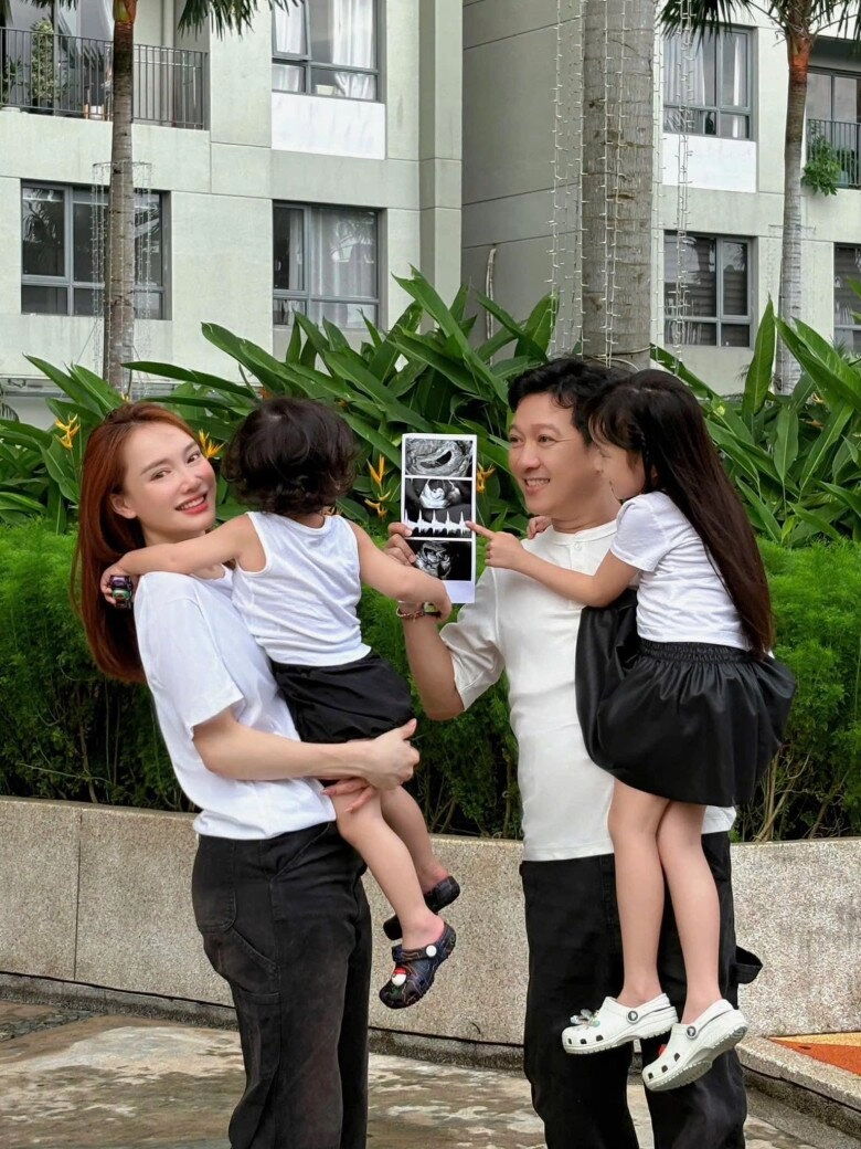 Con gái trường giang catwalk khoe suối tóc bóng mượt ai nhìn cũng mê nhã phương dẫn quý tử đến lớp dự giờ - 8