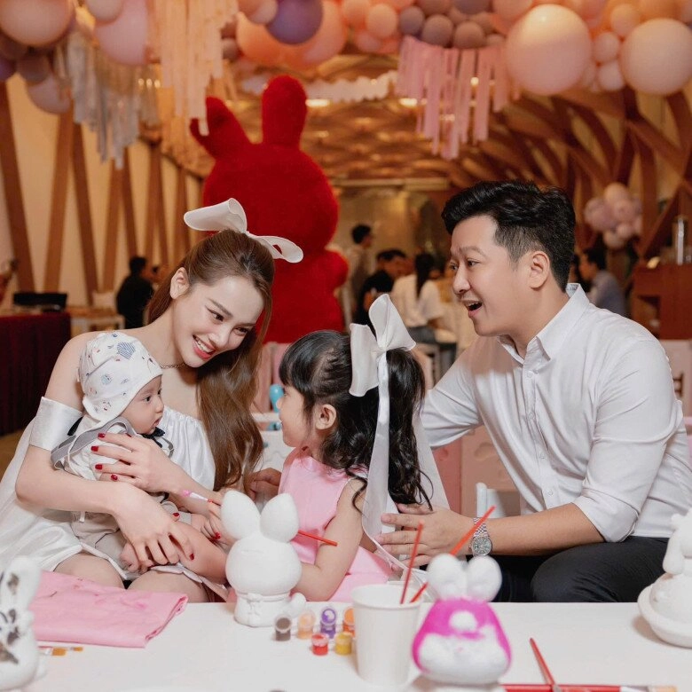 Con gái trường giang catwalk khoe suối tóc bóng mượt ai nhìn cũng mê nhã phương dẫn quý tử đến lớp dự giờ - 9