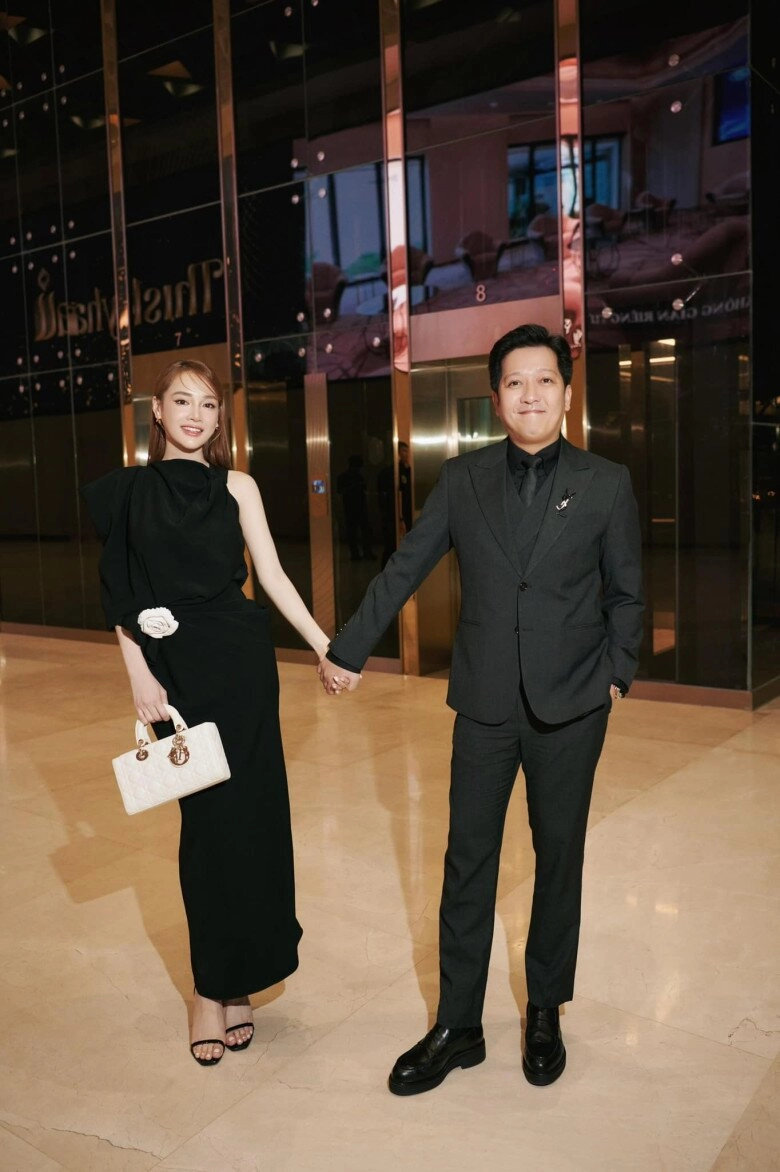 Con gái trường giang catwalk khoe suối tóc bóng mượt ai nhìn cũng mê nhã phương dẫn quý tử đến lớp dự giờ - 12