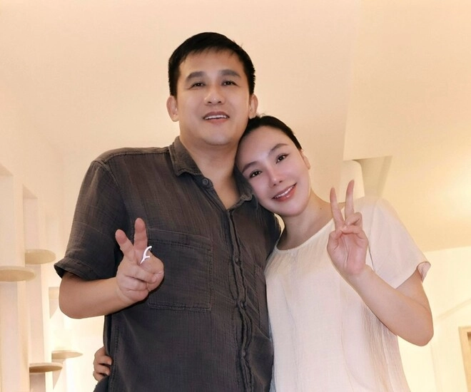 Con trai 2 tuổi của hồ quỳnh hương hành động bất ngờ tặng bố mẹ vợ chồng nữ ca sĩ khoe vẻ giản dị trong biệt thự - 1