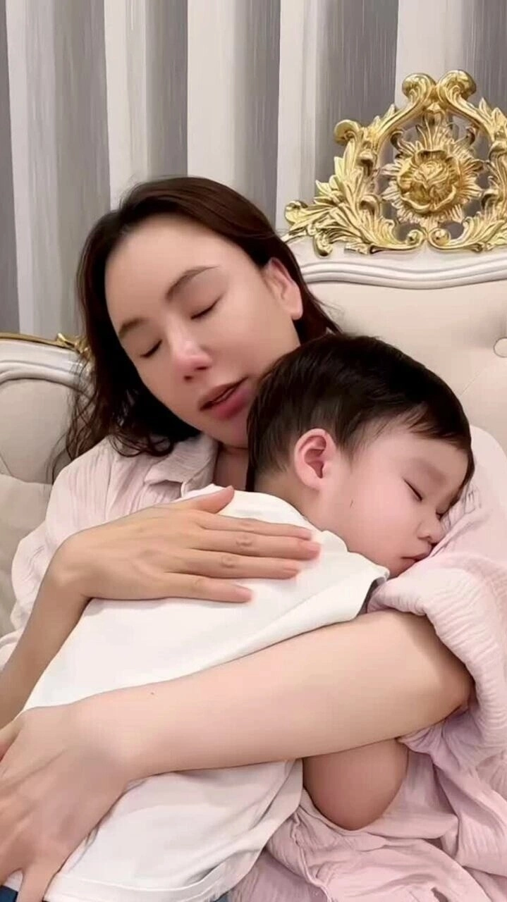 Con trai 2 tuổi của hồ quỳnh hương hành động bất ngờ tặng bố mẹ vợ chồng nữ ca sĩ khoe vẻ giản dị trong biệt thự - 4