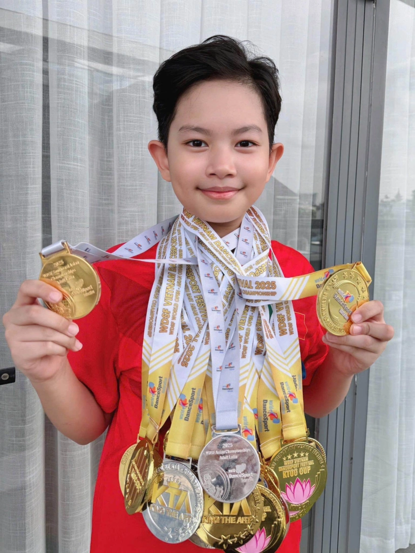 Con trai khánh thi - phan hiển 10 tuổi sở hữu số huy chương khổng lồ nói bố mẹ hung dữ như nhau - 4