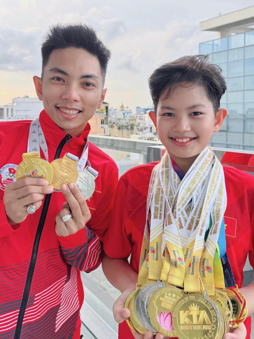 Con trai khánh thi - phan hiển 10 tuổi sở hữu số huy chương khổng lồ nói bố mẹ hung dữ như nhau - 5