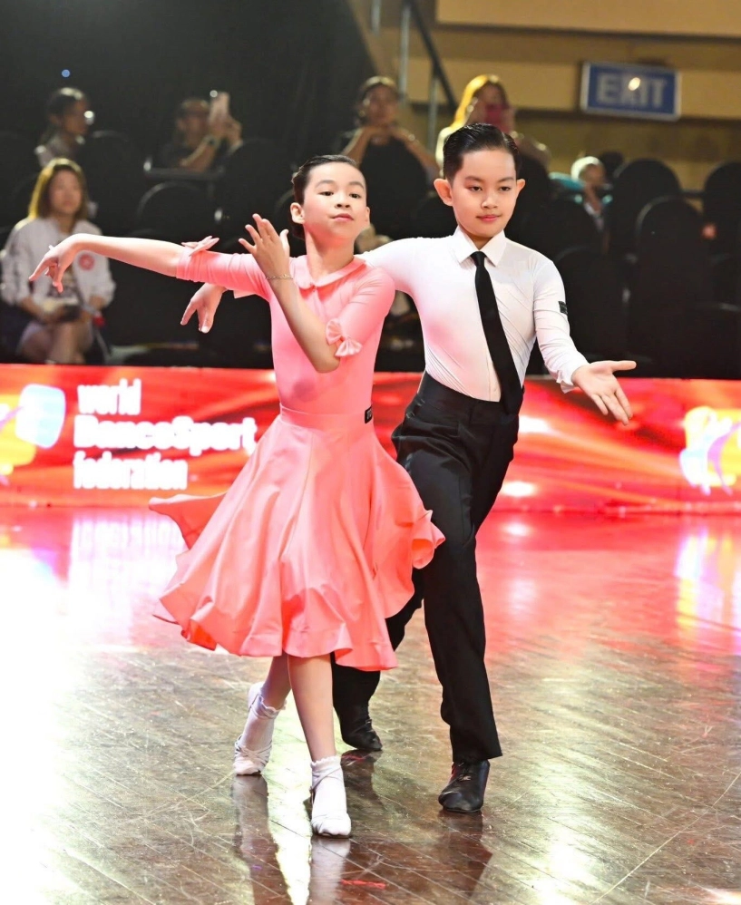 Con trai khánh thi - phan hiển 10 tuổi sở hữu số huy chương khổng lồ nói bố mẹ hung dữ như nhau - 10