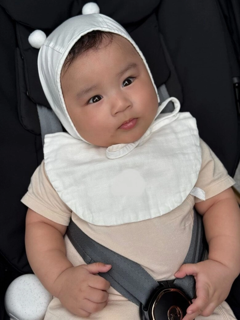 Con trai mai ngọc 5 tháng tuổi đã theo mẹ đi làm bé xíu đã dạn dĩ trước ống kính hứng thú với nghề mc thời tiết - 3