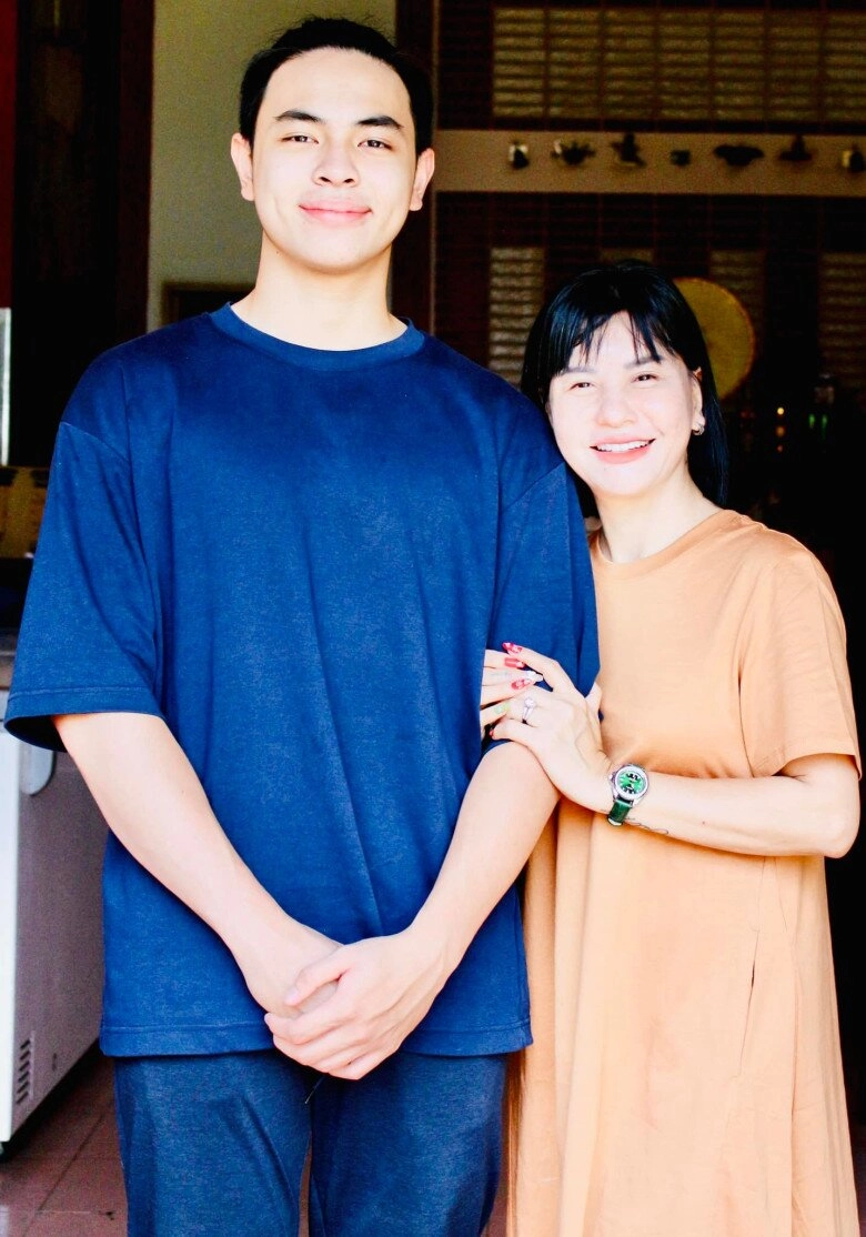 Con trai thái hòa tự chạy xe máy ra về sau sự kiện cát phượng cảm ơn khán giả đã yêu thương quý tử - 7