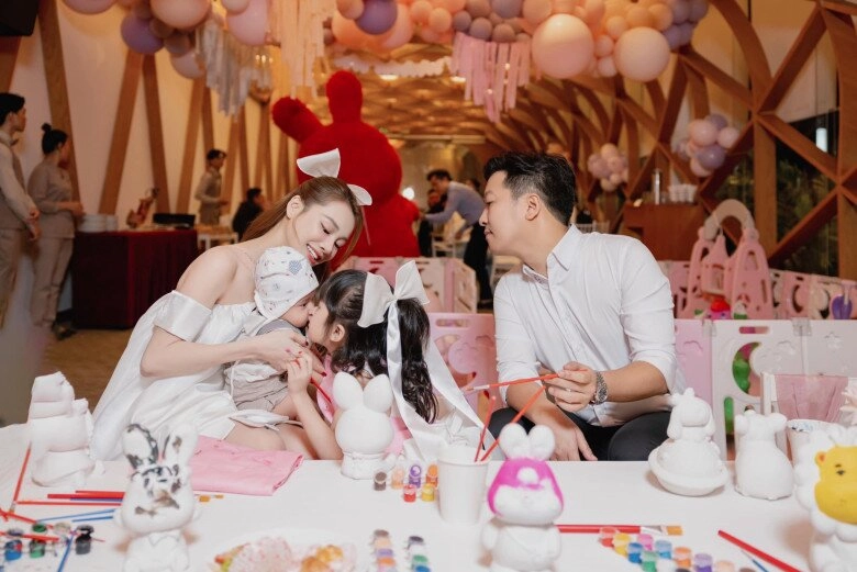 Con trai trường giang sở hữu mái tóc xoăn dài như lai tây giản dị giống hệt bố danh hài - 7