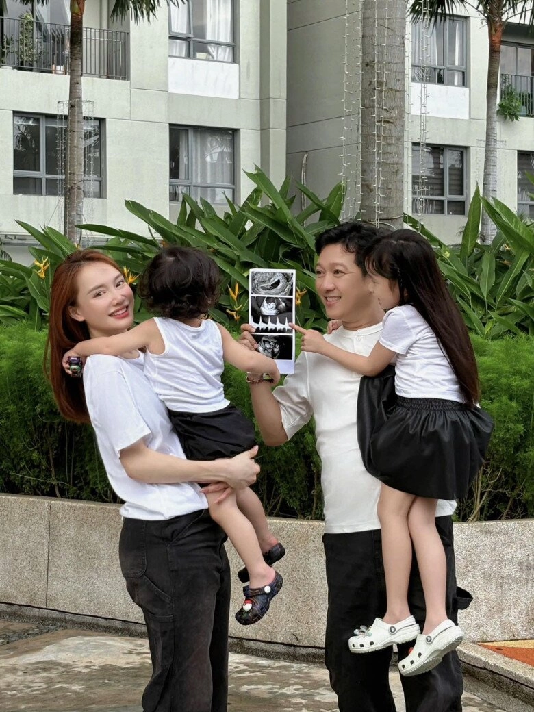 Con trai trường giang sở hữu mái tóc xoăn dài như lai tây giản dị giống hệt bố danh hài - 8