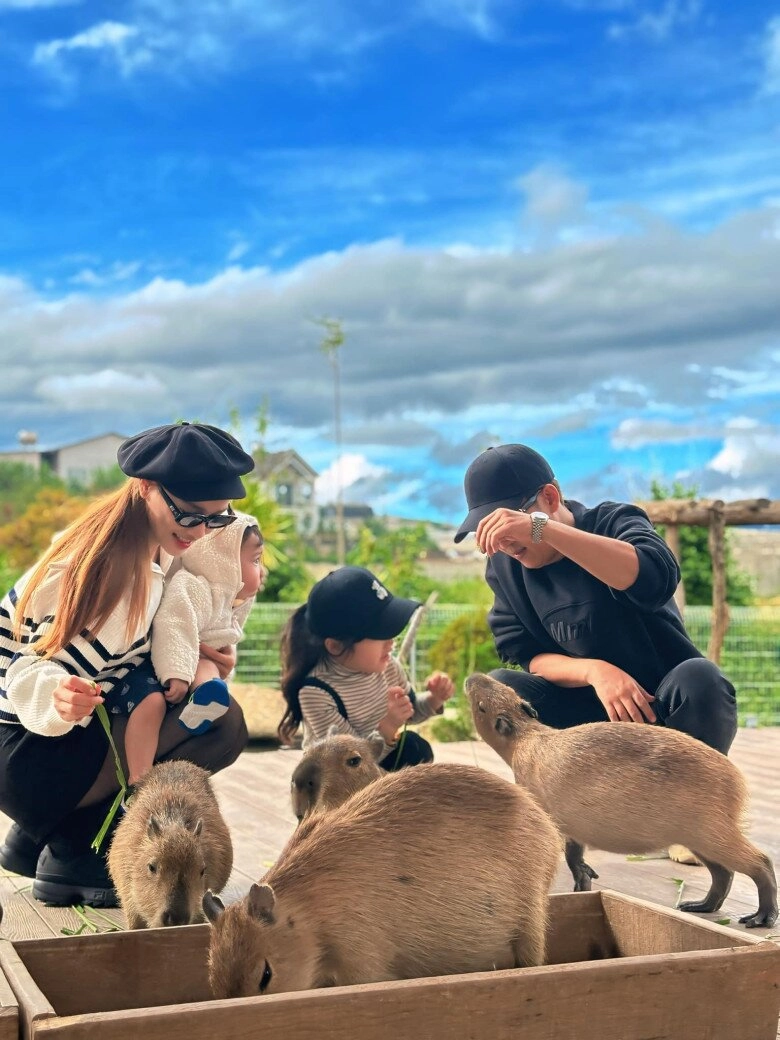 Con trai trường giang sở hữu mái tóc xoăn dài như lai tây giản dị giống hệt bố danh hài - 9