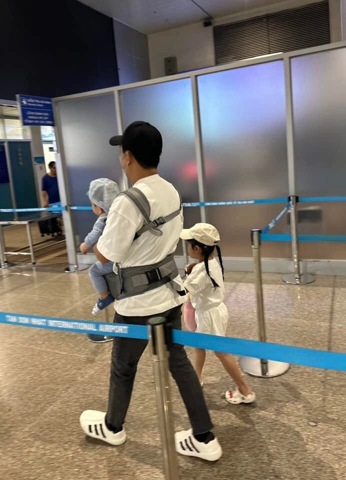 Con trai trường giang sở hữu mái tóc xoăn dài như lai tây giản dị giống hệt bố danh hài - 10