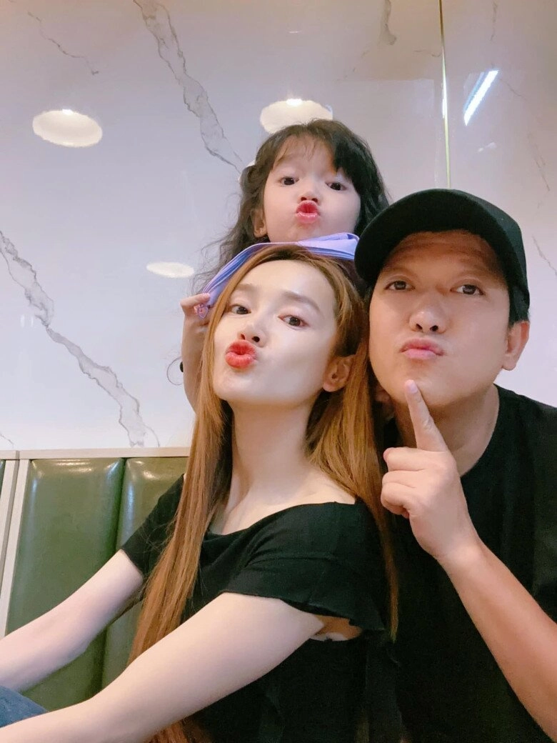 Con trai trường giang sở hữu mái tóc xoăn dài như lai tây giản dị giống hệt bố danh hài - 13