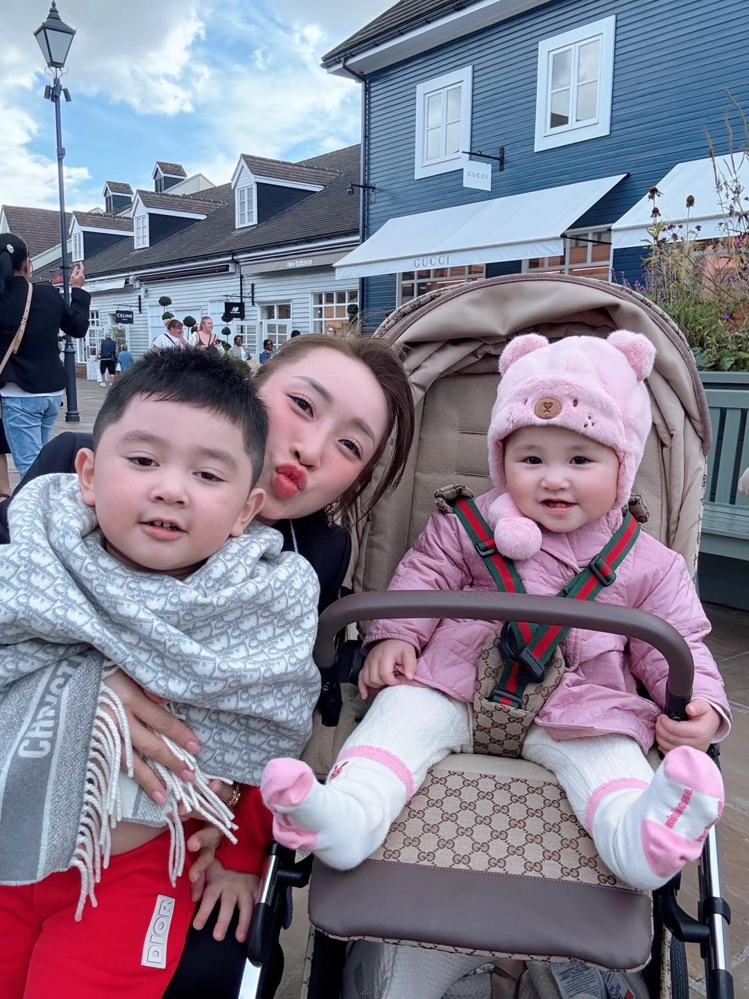 Cưng xỉu clip quý tử chi bảo khoanh tay nịnh bố để xin tiền đưa ra nhiều lý lẽ tự nhận là em bé ngoan - 9